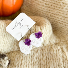 Cargar imagen en el visor de la galería, Calaveras Moradas Aretes