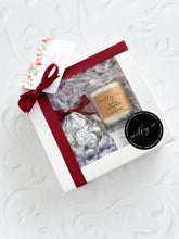 Cargar imagen en el visor de la galería, Mini Candle & Kisses Gift Box