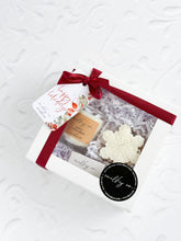 Cargar imagen en el visor de la galería, Mini Candle & Snowflake Gift Box