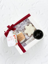 Cargar imagen en el visor de la galería, Mini Candle & Snowflake Gift Box