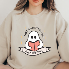 Cargar imagen en el visor de la galería, Not ghosting you, just reading Sudadera