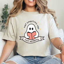 Cargar imagen en el visor de la galería, Not ghosting you, just reading Playera