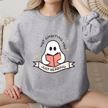 Cargar imagen en el visor de la galería, Not ghosting you, just reading Sudadera
