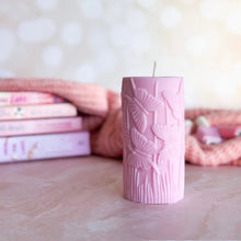 Cargar imagen en el visor de la galería, Pilar de Mariposas Vela Escultural Aromática