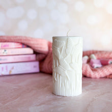 Cargar imagen en el visor de la galería, Pilar de Mariposas Vela Escultural Aromática