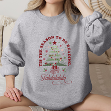 Cargar imagen en el visor de la galería, Tis the season to be reading Sudadera