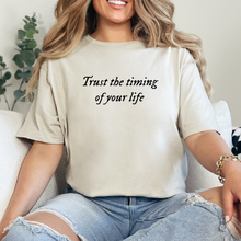 Cargar imagen en el visor de la galería, Trust the timing of your life Playera