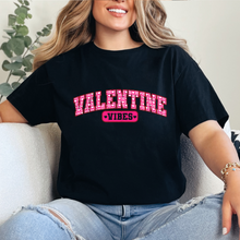 Cargar imagen en el visor de la galería, Valentine Vibes Playera