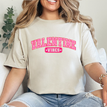 Cargar imagen en el visor de la galería, Valentine Vibes Playera
