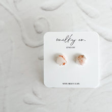 Cargar imagen en el visor de la galería, Mini flower stud Mármol Rojo Aretes