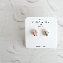 Cargar imagen en el visor de la galería, Mini flower stud Mármol Rojo Aretes
