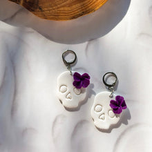 Cargar imagen en el visor de la galería, Calaveras Moradas Aretes