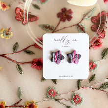 Cargar imagen en el visor de la galería, Pointed Flower Stripes Aretes