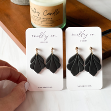 Cargar imagen en el visor de la galería, Mer grande Negro Matte Aretes