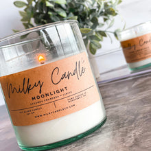 Cargar imagen en el visor de la galería, Milky Candle Co Vela Aromática Moonlight floral lavanda francesa lirios. aroma Fresco.