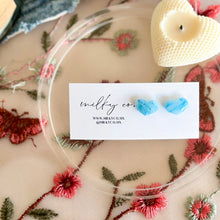 Cargar imagen en el visor de la galería, Mini Heart Mármol Azul Aretes