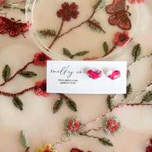 Cargar imagen en el visor de la galería, Mini Heart Spring Print Aretes