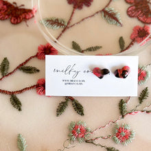 Cargar imagen en el visor de la galería, Mini Heart Pink & Black Marble Aretes