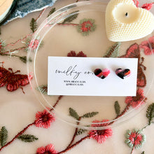 Cargar imagen en el visor de la galería, Mini Heart Pink & Black Marble Aretes