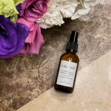 Cargar imagen en el visor de la galería, Aromatizante en forma de spray. Rocía de 2 a 3 veces el Room Spray y disfruta del aroma. aromatizante de casa. home spray. room spray. aroma Ambiente. ambiental. Room Spray Milky Candle Co Aromatizante Ambiental fragancia ambiente hogar aroma