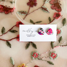 Cargar imagen en el visor de la galería, Small Triangle Spring Print Aretes
