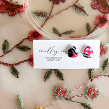 Cargar imagen en el visor de la galería, Small Triangle Spring Print Aretes