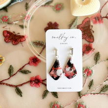 Cargar imagen en el visor de la galería, Sofia Grande Pink & Black Marble Aretes