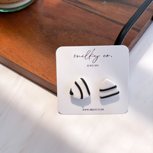 Cargar imagen en el visor de la galería, Triángulo chico Studs Aretes