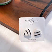 Cargar imagen en el visor de la galería, Triángulo chico Studs Aretes