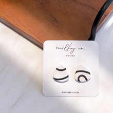 Cargar imagen en el visor de la galería, Triángulo chico Studs Aretes