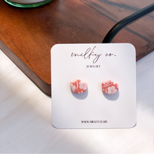 Cargar imagen en el visor de la galería, Tulip Chico Stud Aretes