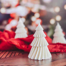 Cargar imagen en el visor de la galería, Vela Aromática Escultural Pino de Navidad Scented Candle Christmas Tree Arbol de Navidad Milky Co Navidad
