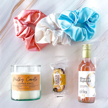 Cargar imagen en el visor de la galería, Wine Gift box caja de regalo milky candle co aroma aromatizante ocasión especial 3. Vino wine, Chocolate, scrunchies, vela, candle