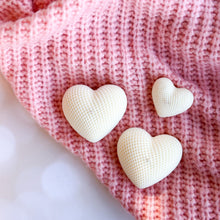 Cargar imagen en el visor de la galería, XOXO Vela Escultural Aromática