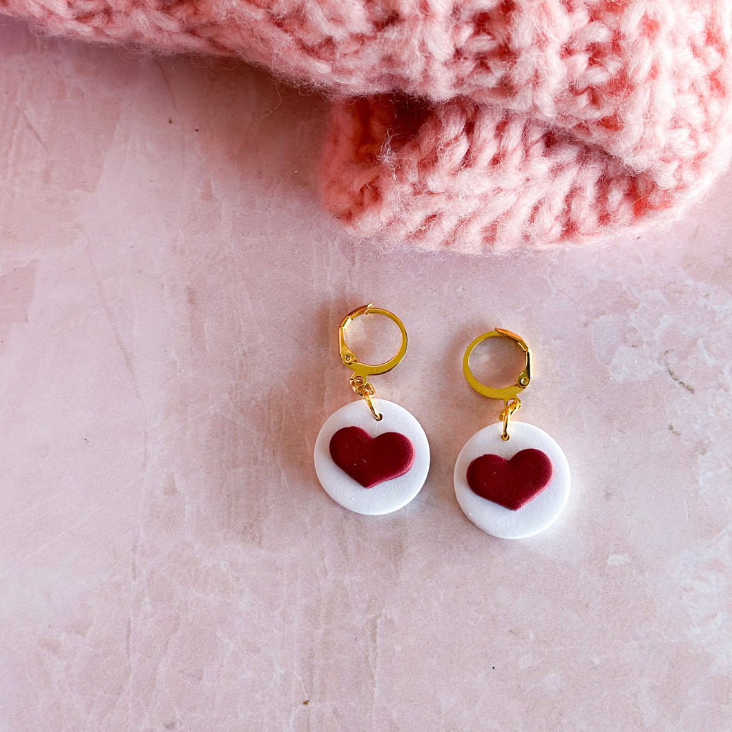 Red Heart on white huggie Aretes