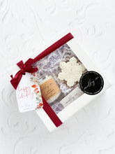 Cargar imagen en el visor de la galería, Mini Candle &amp; Snowflake Gift Box
