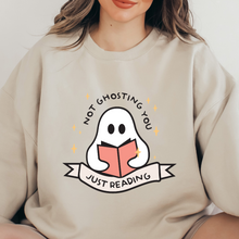 Cargar imagen en el visor de la galería, Not ghosting you, just reading Sudadera
