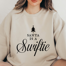 Cargar imagen en el visor de la galería, Santa is a swiftie Sudadera
