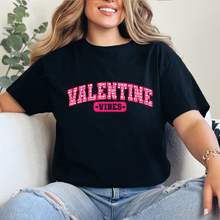 Cargar imagen en el visor de la galería, Valentine Vibes Playera
