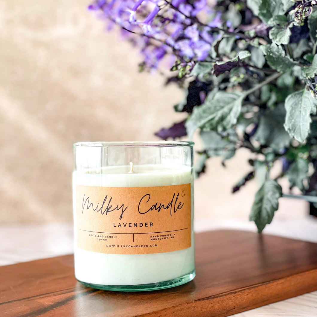 Milky Candle Co Vela Aromática Lavanda Lavender relajante aroma. Floral.. Classic & Relaxing. Aroma lavanda clásico, elegante, refrescante.