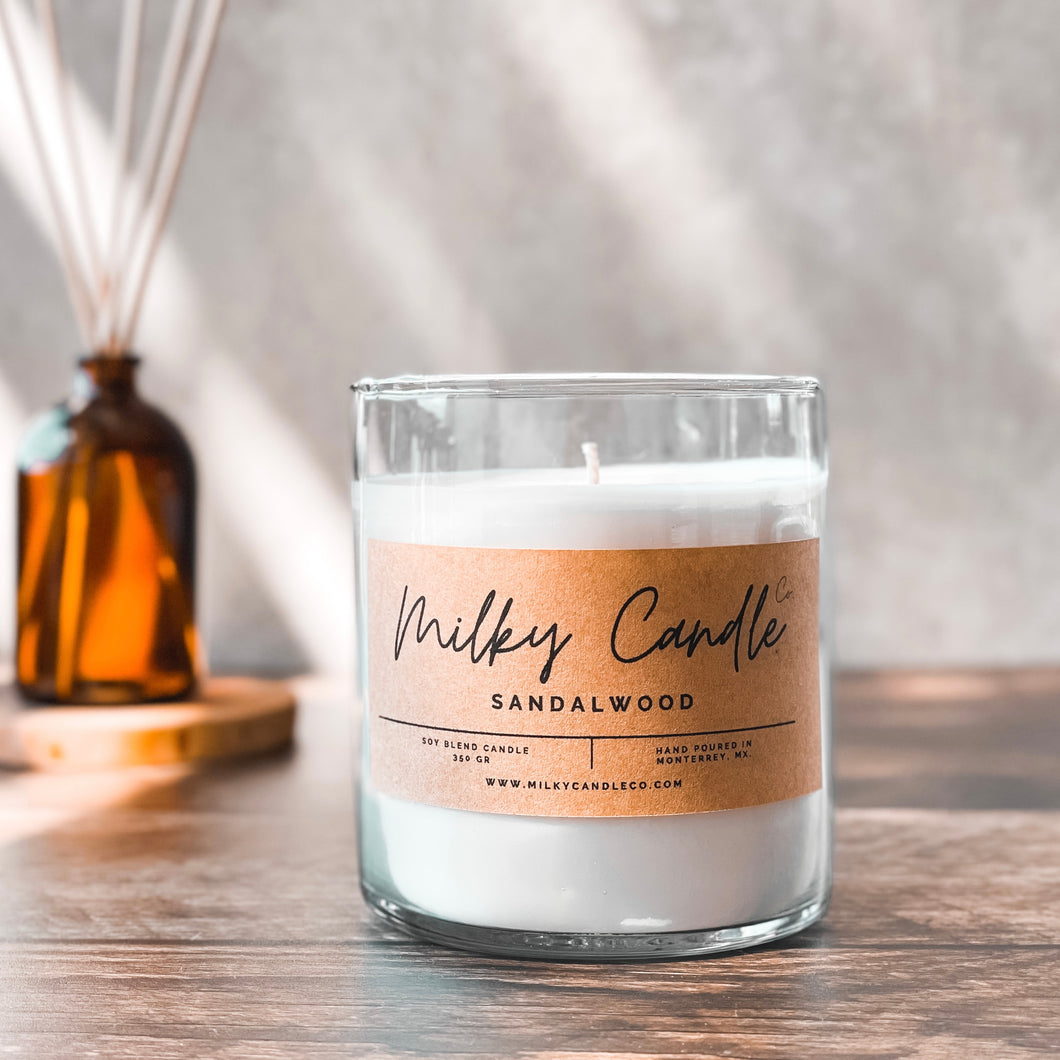 Milky Candle Co Vela Aromática Sandalwood Sandalo madera relajante aroma. Woods at the city. Aroma Clásico.