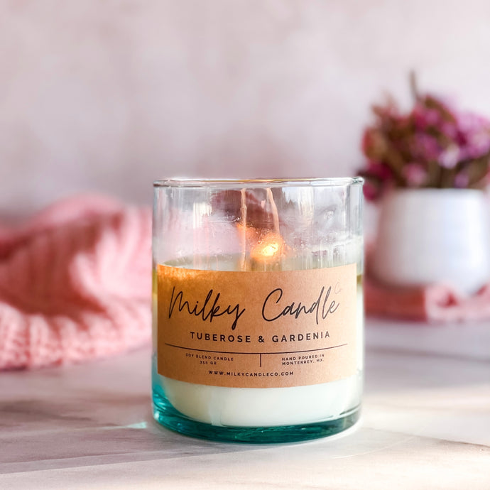 Milky Candle Co Vela Aromática Tuberose y Gardenia aroma floral y elegante. Floral French Elegance