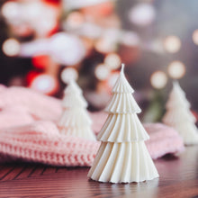 Cargar imagen en el visor de la galería, Vela Aromática Escultural Pino de Navidad Scented Candle Christmas Tree Arbol de Navidad Milky Co Navidad
